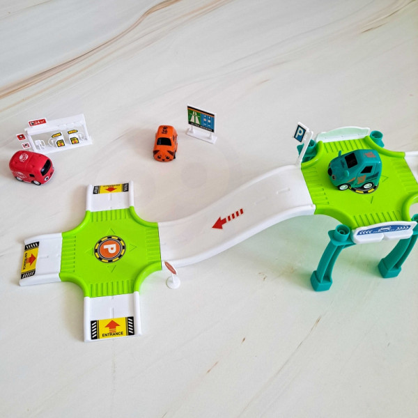 WOOPIE Track Parking Garage Car Set, Gas Station Road Signs + 3 Cars