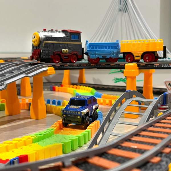 WOOPIE elektrinis geležinkelis 2in1 lenktynių trasos traukinio viadukas Auto XXL 192 el. WOOPIE elektrinis geležinkelis 2in1 lenktynių trasos traukinio viadukas Auto XXL 192 el.