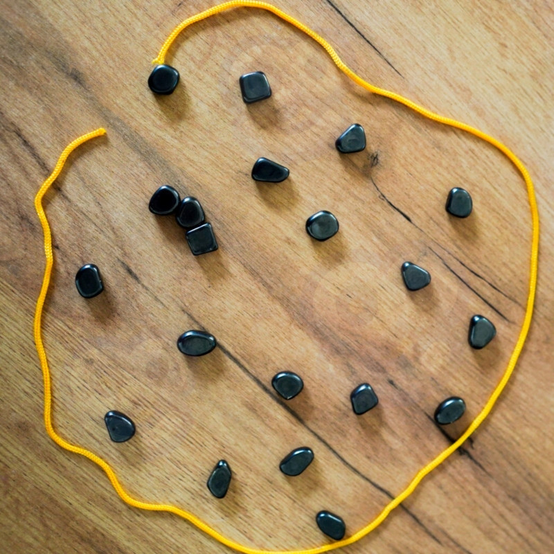WOOPIE žaidimas Magnetiniai akmenys virvelėje 20 vnt.