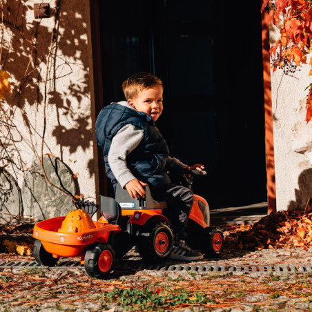 FALK Kubota oranžinis traktorius su priekaba + akc. nuo 1 metų FALK Kubota oranžinis traktorius su priekaba + akc. nuo 1 metų