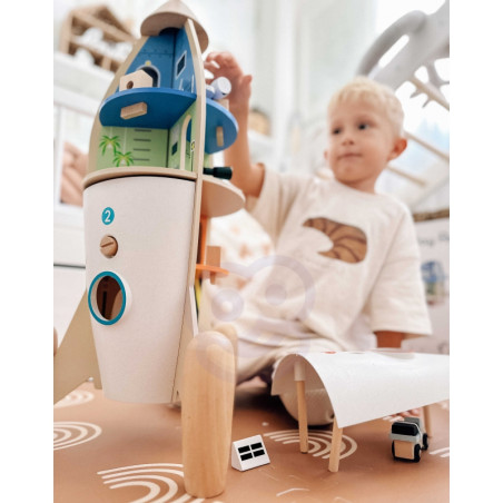 CLASSIC WORLD medinis raketos formos vaikų namelis + figūrėlės ir aksesuarai