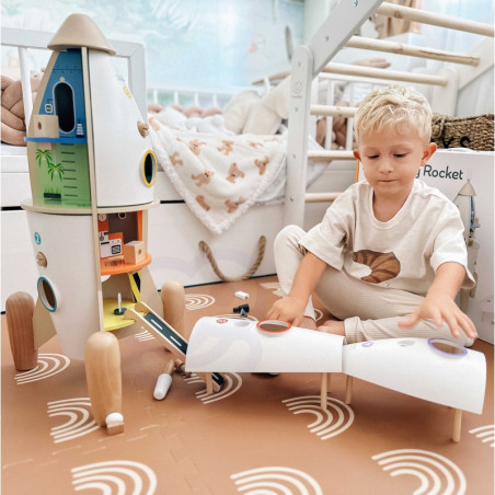 CLASSIC WORLD medinis raketos formos vaikų namelis + figūrėlės ir aksesuarai