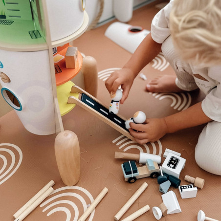 CLASSIC WORLD medinis raketos formos vaikų namelis + figūrėlės ir aksesuarai