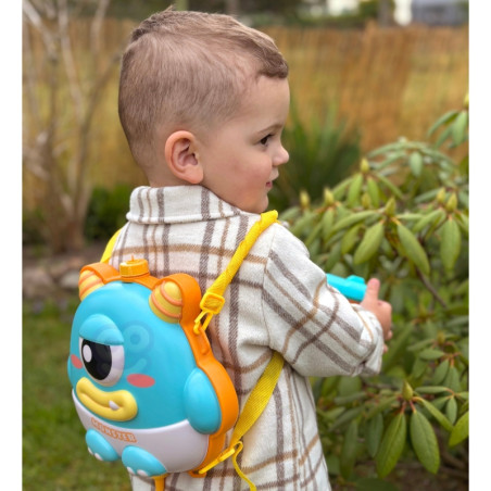 WOOPIE UFO MONSTER Vandens pistoletas su kuprine - Talpa 2.1 l WOOPIE UFO MONSTER Vandens pistoletas su kuprine - Talpa 2.1 l