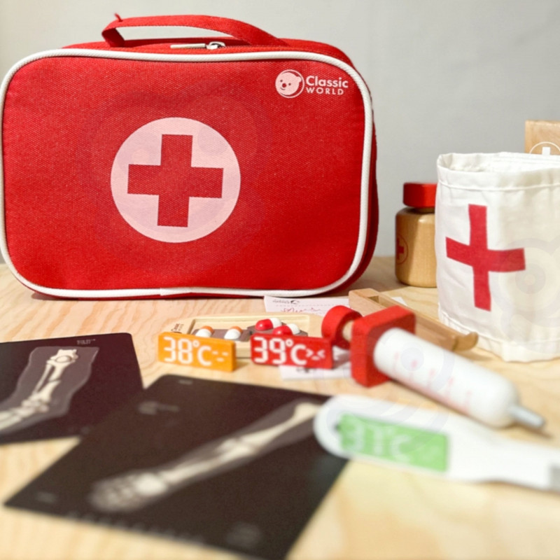 CLASSIC WORLD Деревянный набор Чемоданчик маленького доктора 19 предметов.