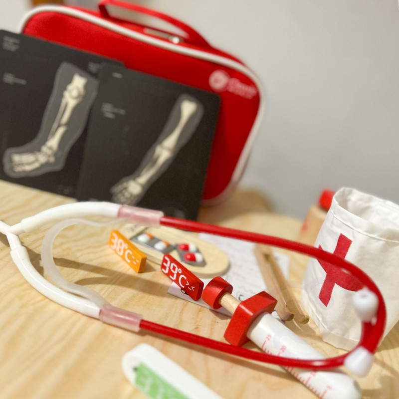 CLASSIC WORLD Деревянный набор Чемоданчик маленького доктора 19 предметов.