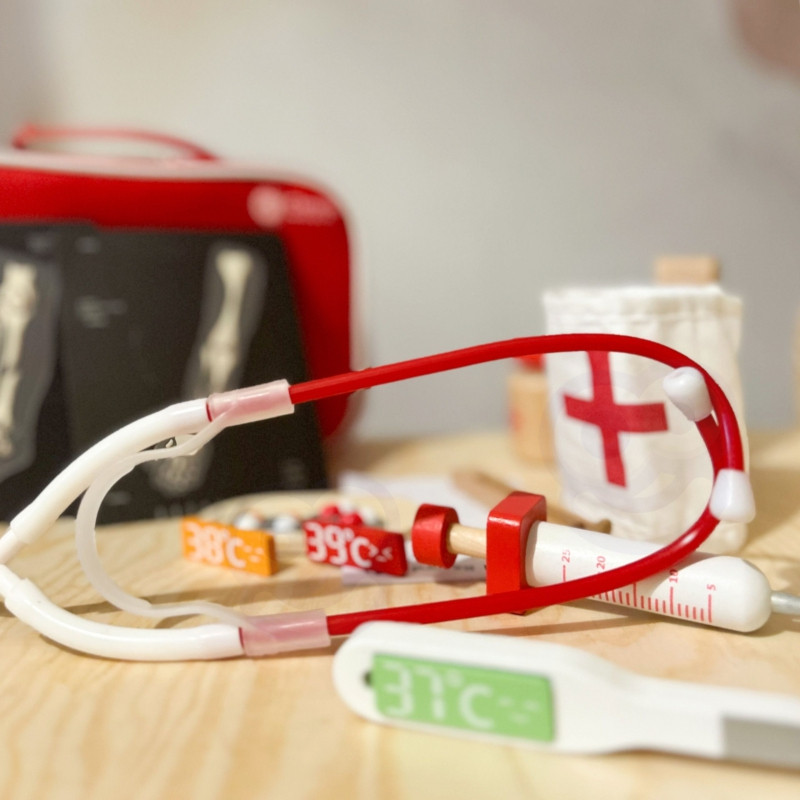 CLASSIC WORLD Деревянный набор Чемоданчик маленького доктора 19 предметов.