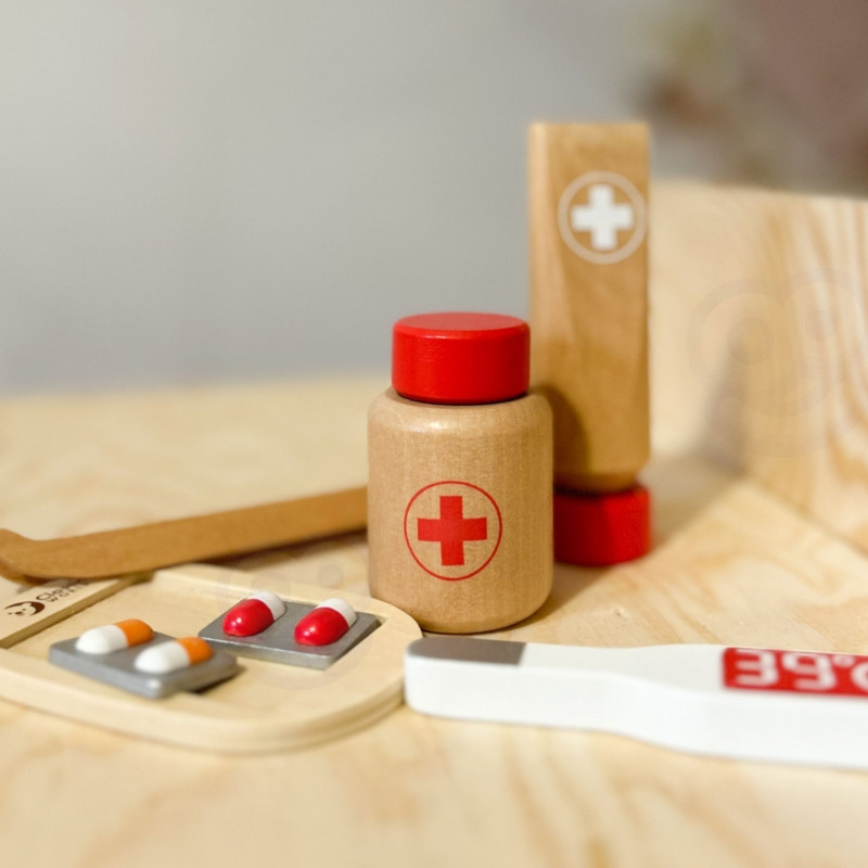 CLASSIC WORLD Деревянный набор Чемоданчик маленького доктора 19 предметов.