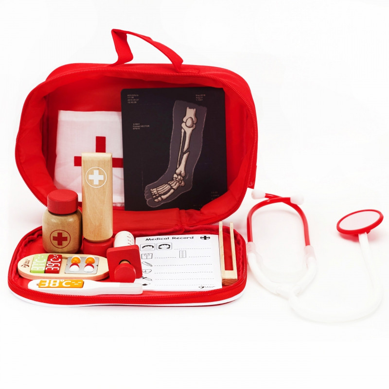 CLASSIC WORLD Деревянный набор Чемоданчик маленького доктора 19 предметов.