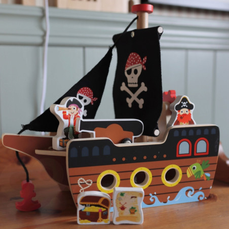 TOOKY TOY piratų laivo medinių figūrėlių rinkinys TOOKY TOY piratų laivo medinių figūrėlių rinkinys
