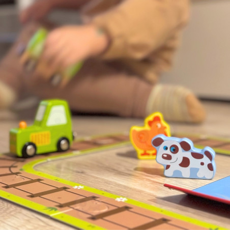 TOOKY TOY medinis ūkis lagamine figūrėlės transporto priemonės TOOKY TOY medinis ūkis lagamine figūrėlės transporto priemonės