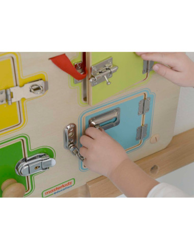 MASTERKIDZ Учимся открывать и закрывать замки. Настенная манипуляционная доска