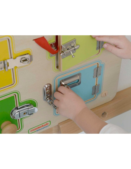 MASTERKIDZ Учимся открывать и закрывать замки. Настенная манипуляционная доска