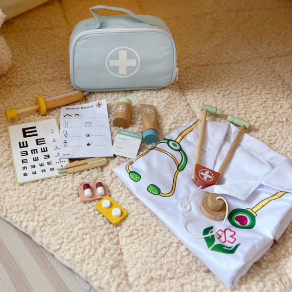 TOOKY TOY Mažasis daktaras Medinis daktaro rinkinys dėkle su priedais TOOKY TOY Mažasis daktaras Medinis daktaro rinkinys dėkle su priedais