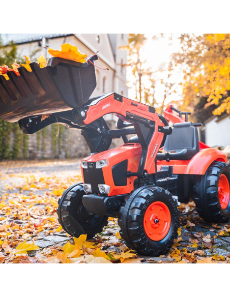 FALK Kubota oranžinis traktorius su priekaba nuo 3 metų FALK Kubota oranžinis traktorius su priekaba nuo 3 metų