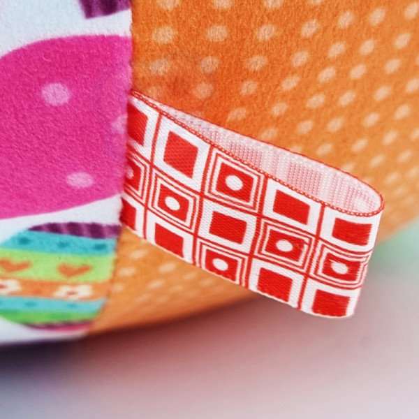 WOOPIE BABY Minkštas sensorinis kamuolys Mrs. Tag su žymėmis mažyliui + garsas WOOPIE BABY Minkštas sensorinis kamuolys Mrs. Tag su žymėmis mažyliui + garsas