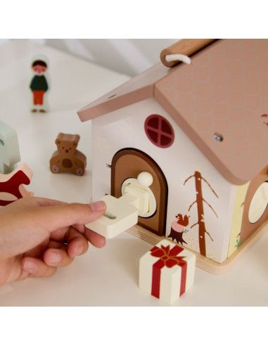 CLASSIC WORLD EDU Medinis sensorinis edukacinis namelis su spynomis ir raktais