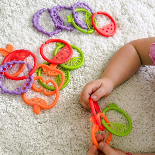 WOOPIE BABY sensorinis žaislas kūdikių kramtukai Vaisių pakabukai Grandinėlė 4 el. WOOPIE BABY sensorinis žaislas kūdikių kramtukai Vaisių pakabukai Grandinėlė 4 el.